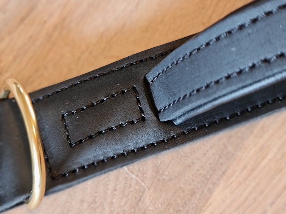 Dobbeltsyet kerne læderhalsbånd med Messing