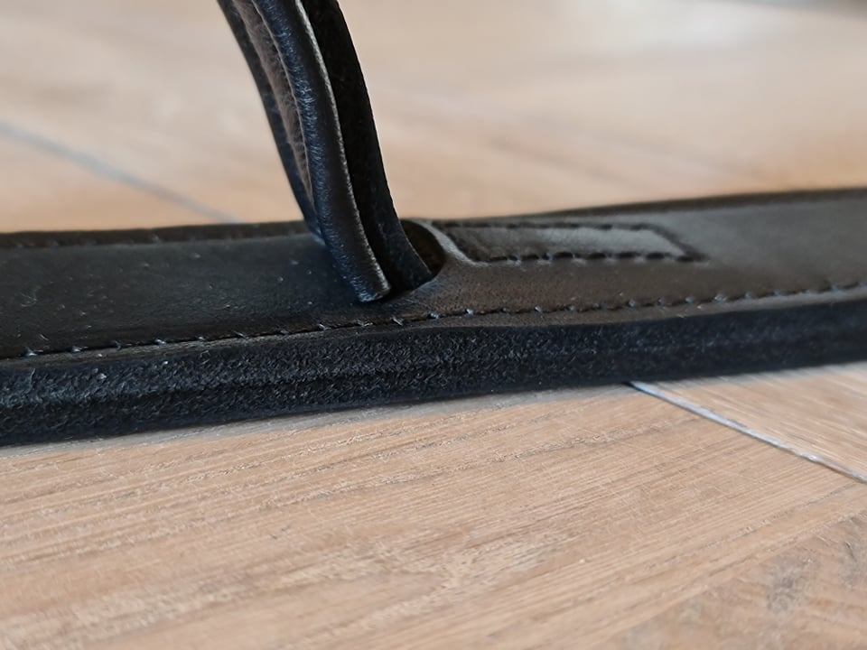 Dobbeltsyet kerne læderhalsbånd med Messing