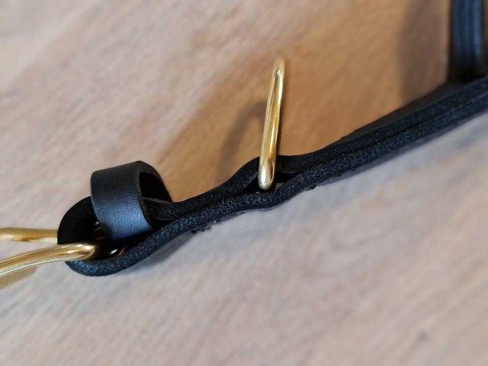 Dobbeltsyet kerne læderhalsbånd med Messing