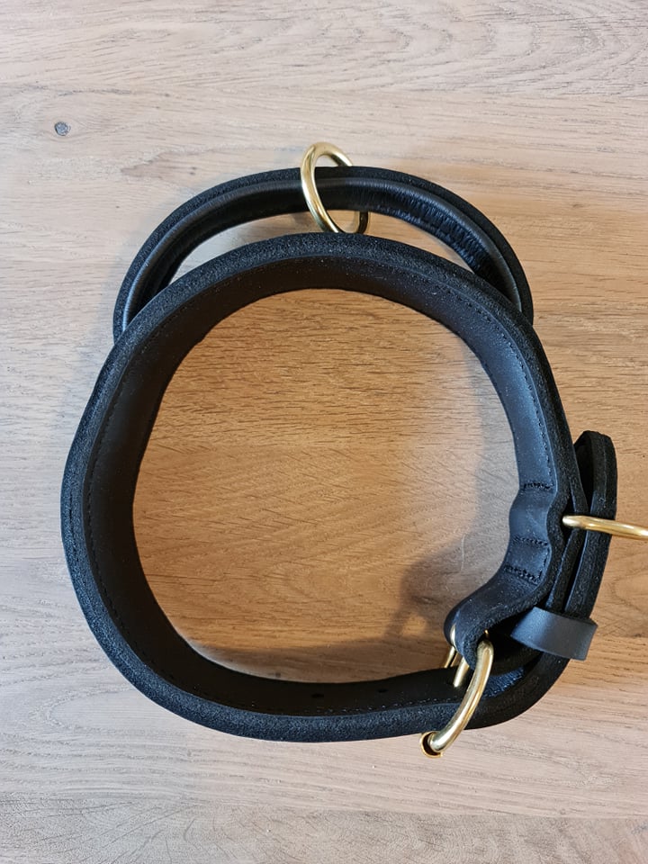 Dobbeltsyet kerne læderhalsbånd med Messing