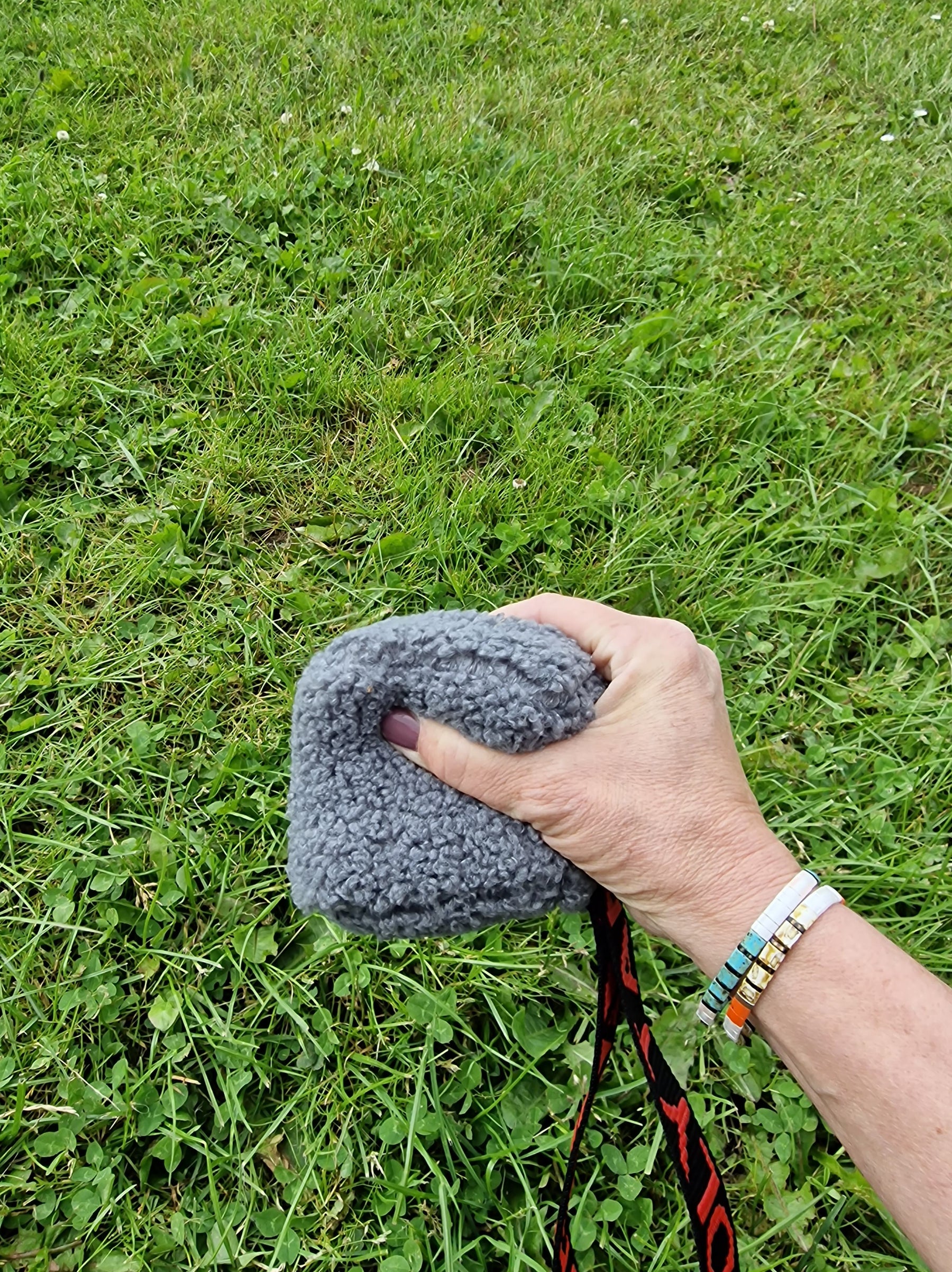 Bidebold - firkant i teddy materiale